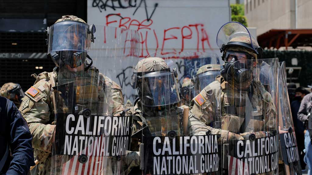 ট্রাম্পকে ‘বিকারগ্রস্ত’ বললেন নিউসম, লস অ্যাঞ্জেলেসে আরও সেনা মোতায়েন