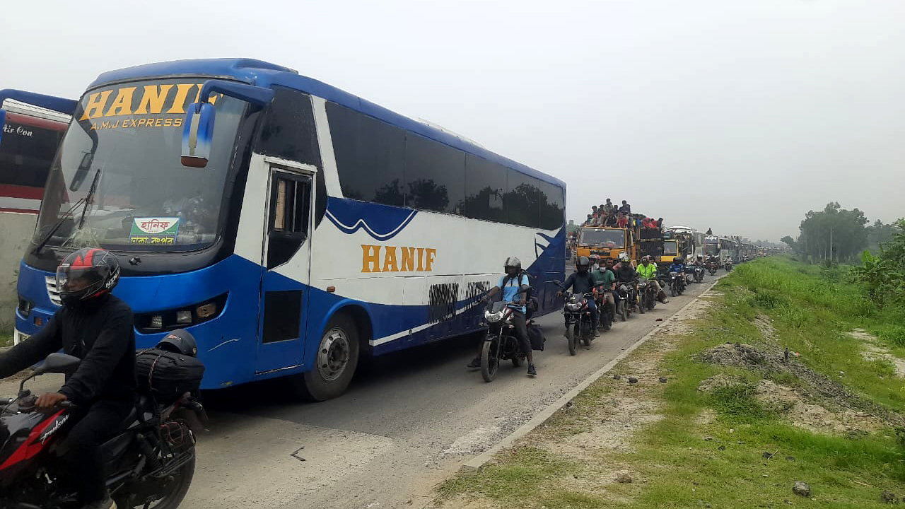 যমুনা সেতুর দুই প্রান্তে ৩০ কিলোমিটার যানজট সিরাজগঞ্জ ও টাঙ্গাইল