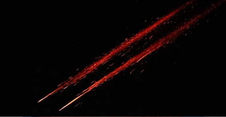 ইসরায়েলে হামলা চালালো ইরান, কয়েকশ ক্ষেপণাস্ত্র নিক্ষেপ