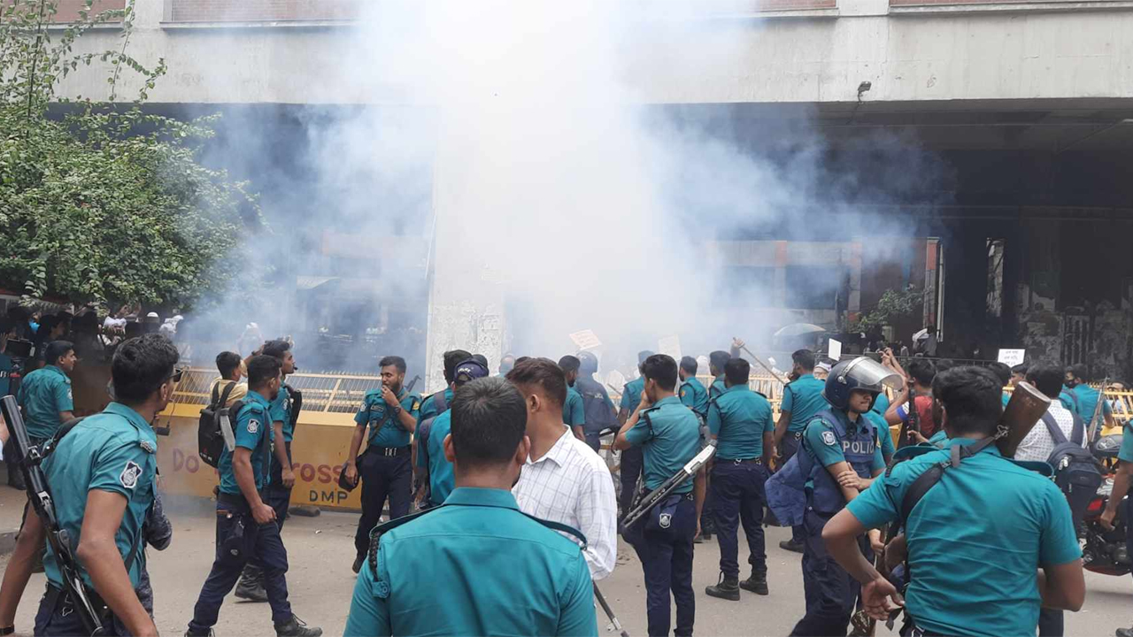 সচিবালয় অভিমুখে যাত্রায় পুলিশের সাউন্ড গ্রেনেড নিক্ষেপ