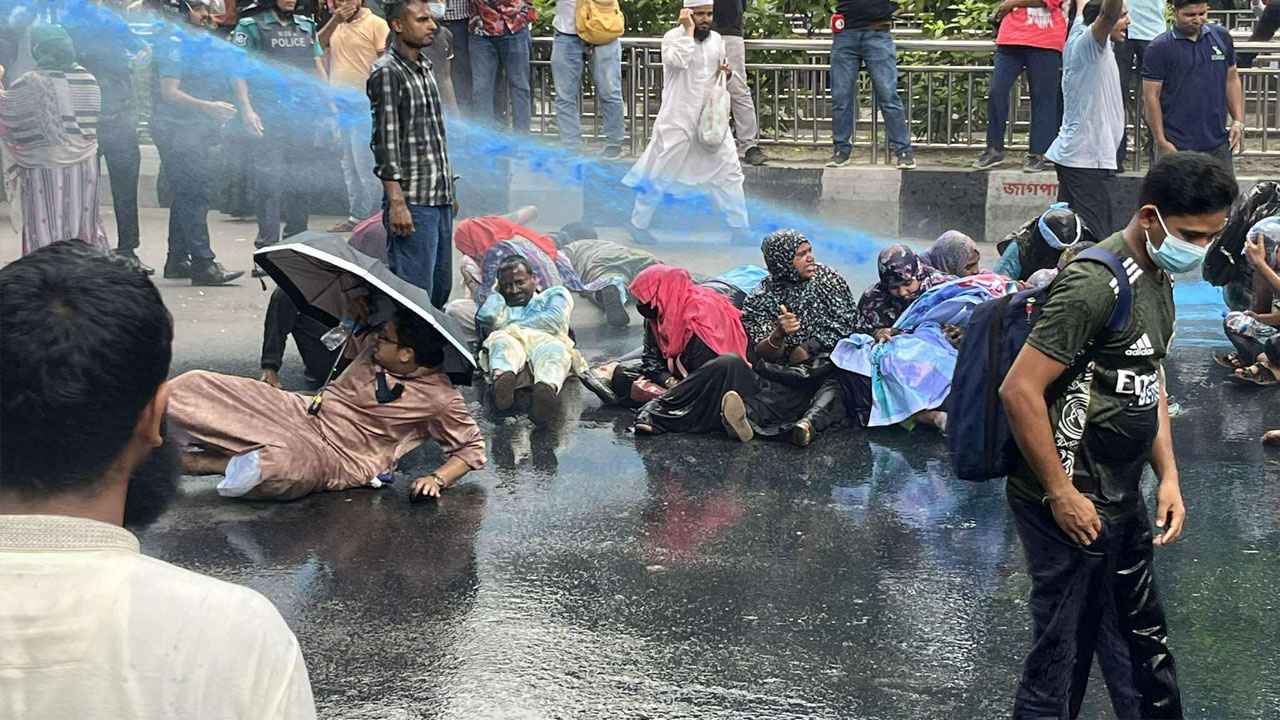 শিক্ষক নিবন্ধনে ভাইভায় ফেল করাদের ওপর জলকামান-সাউন্ড গ্রেনেড