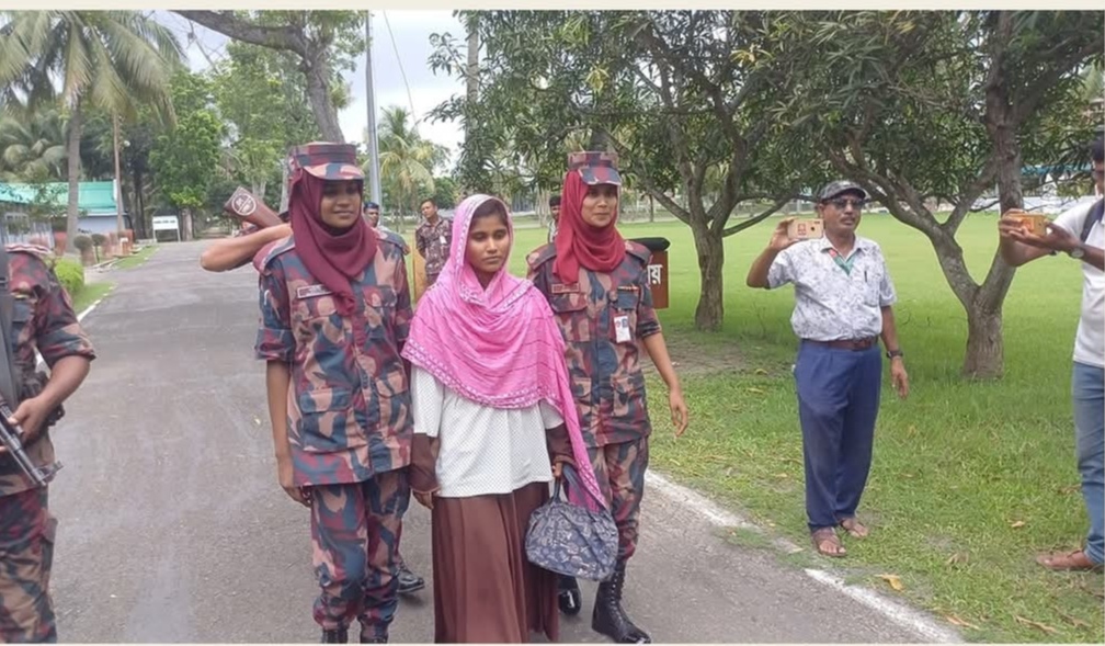 ভারতে পাচারের চেষ্টাকালে সাতক্ষীরায় স্বর্ণের বারসহ নারী আটক