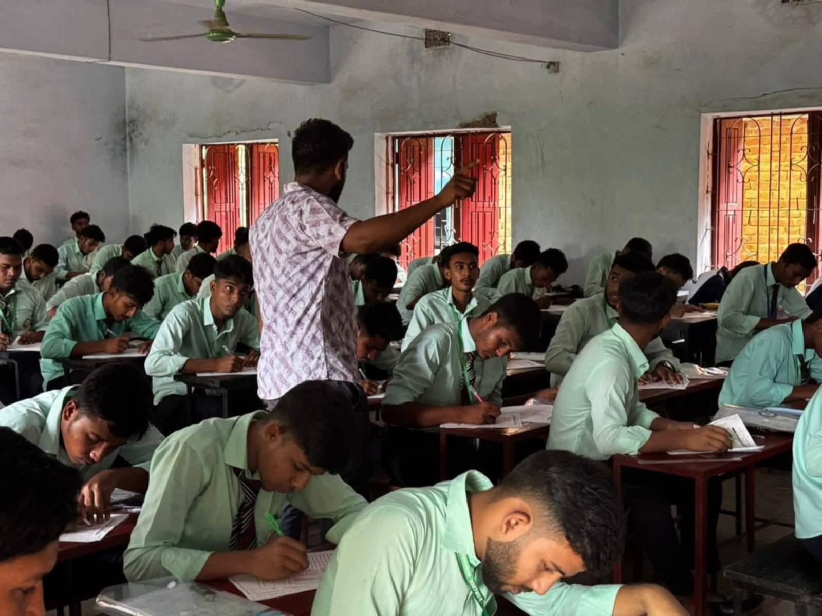 নাটোরে ছাত্রদল নেতার পরীক্ষা কেন্দ্র পরিদর্শন,  সমালোচনার ঝড়!