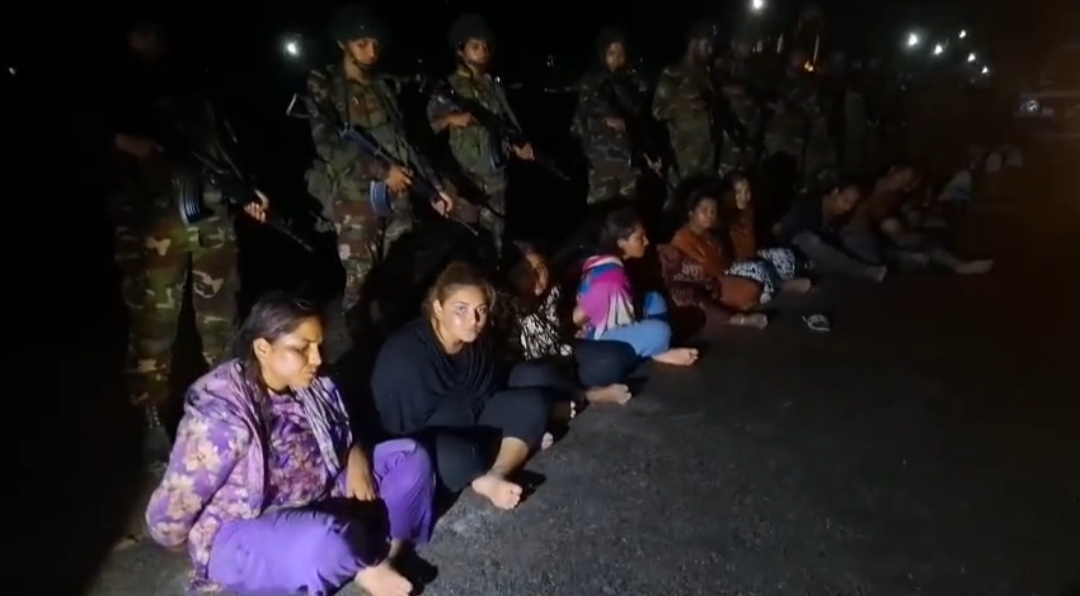 ফরিদপুরে বস্তিতে যৌথবাহিনীর অভিযান: ৪৫ কেজি গাজা ও মাদকদ্রব্যসহ ১৫ জন আটক