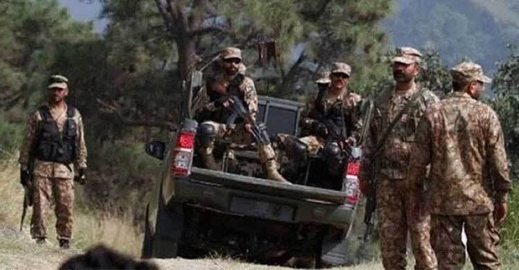পাকিস্তানে আত্মঘাতী হামলায় ১৬ সেনা নিহত