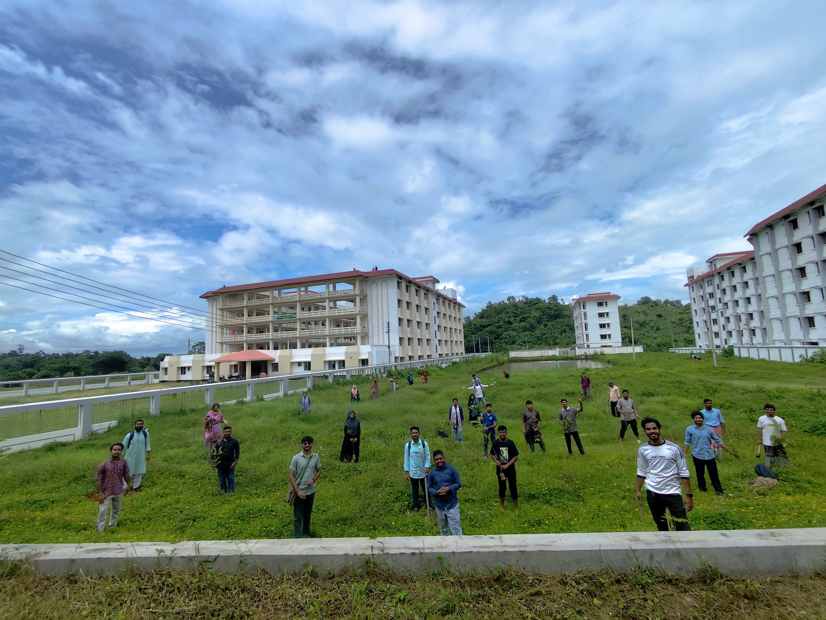 পরিবেশবাদী সংগঠন আওয়ার গ্রীণ ক্যাম্পাসের ১ মিনিটে ১০০ বৃক্ষরোপণ