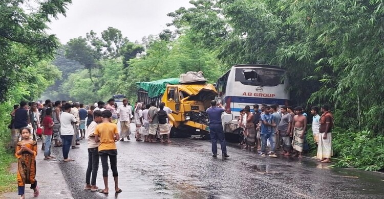 পাবনায় বাস-ট্রাকের সংঘর্ষে নিহত ৩