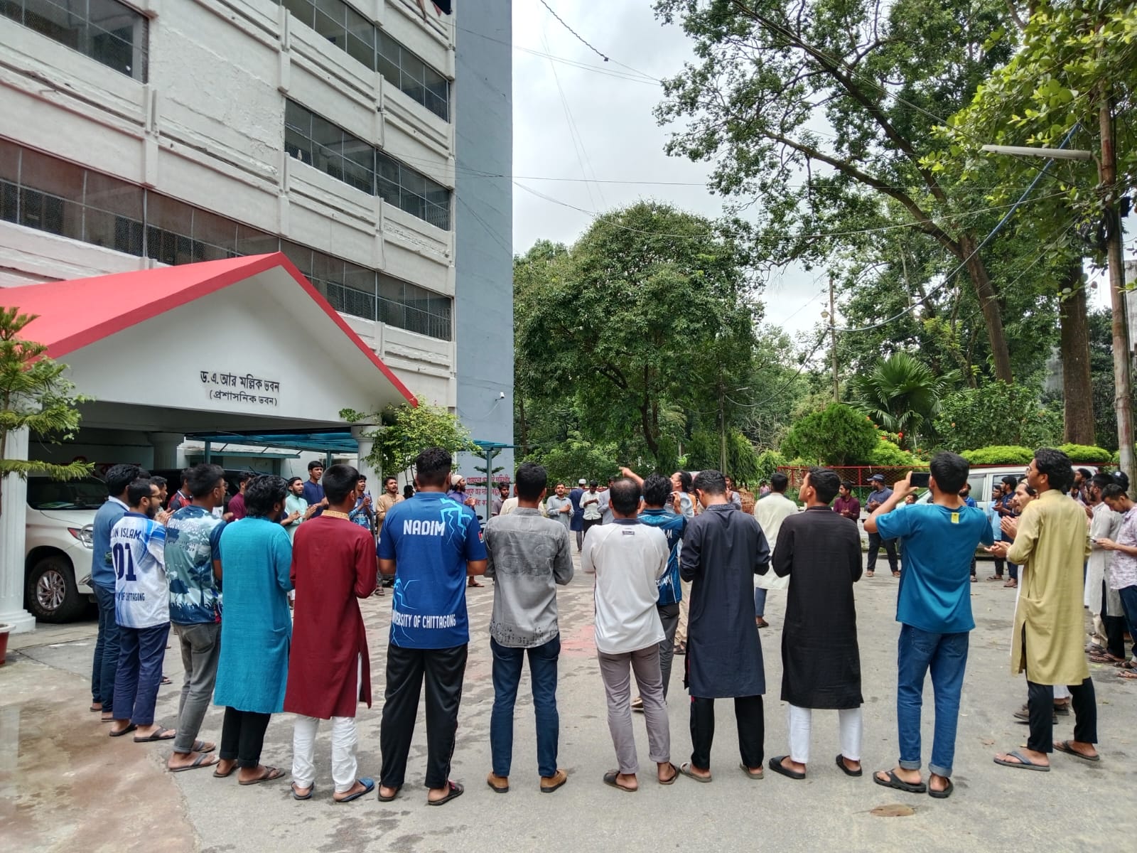 চবিতে হত্যাচেষ্টা আসামী শিক্ষকের পদোন্নতিতে বোর্ড: শিক্ষার্থীদের বিক্ষোভে প্রত্যাহার