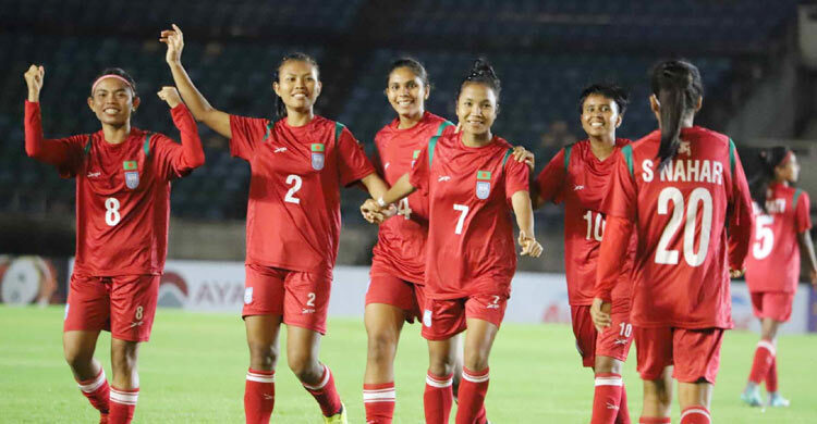 মধ্যরাতে ফিরে বিমানবন্দর থেকেই হাতিরঝিলে সংবর্ধনায় যোগ দেবেন ঋতুপর্ণারা!