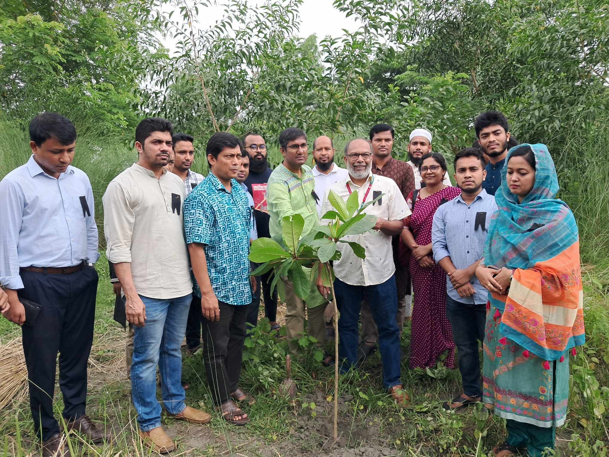 ববিতে জুলাই শহিদদের স্মরণে শ্রদ্ধা ও বৃক্ষরোপণ কর্মসূচি