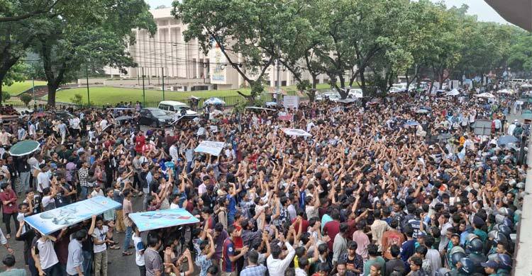 শিক্ষা উপদেষ্টা ও সচিবের পদত্যাগ দাবিতে সচিবালয়ের সামনে শিক্ষার্থীদের বিক্ষোভ