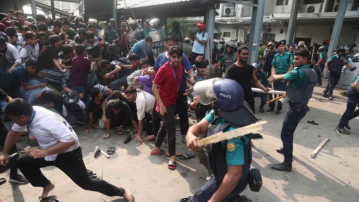 সচিবালয়ের সামনে শিক্ষার্থী-পুলিশ সংঘর্ষে আহত ৫০