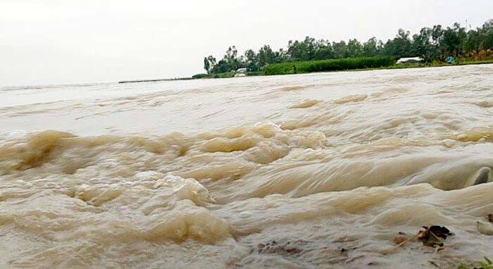 জলোচ্ছ্বাসে প্লাবিত হতে পারে ১৫ জেলা, সমুদ্রবন্দরগুলোয় ৩ নম্বর সংকেত