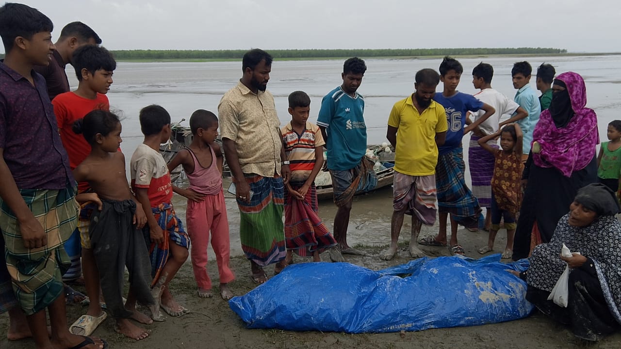 হাতিয়ায় নোঙর করা ট্রলারে বাল্কহেডের ধাক্কা, নিহত ২