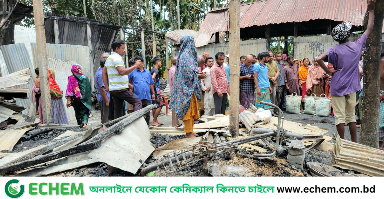 কুড়িগ্রামে ভয়াবহ অগ্নিকাণ্ডে দুই পরিবারের ছয়টি ঘর পুড়ে ছাই, ক্ষতি প্রায় ১৫ লাখ টাকা