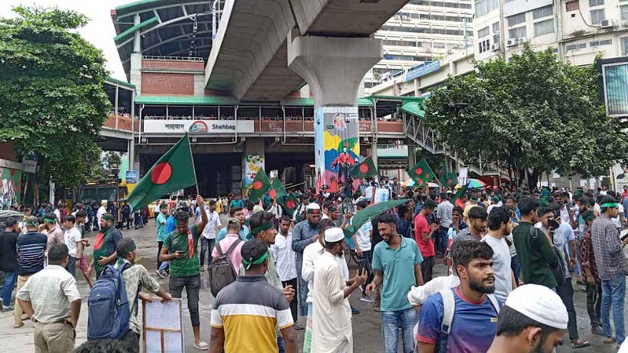 জুলাই সনদ বাস্তবায়ন দাবিতে শাহবাগে ৪ ঘণ্টা ধরে অবরোধ, ভোগান্তি