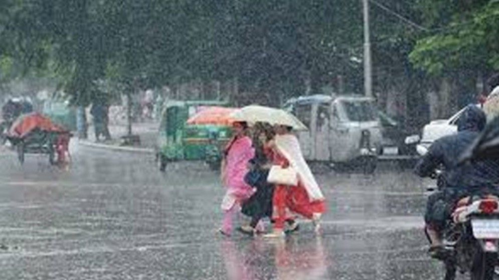 ঢাকায় বজ্রসহ বৃষ্টির আভাস, তবে বাড়বে গরম
