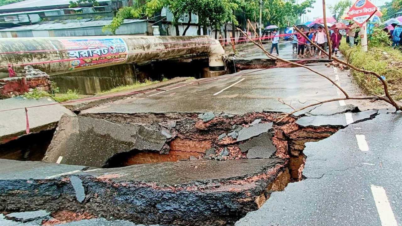 অতিবৃষ্টিতে চট্টগ্রামে দেবে গিয়েছে রাস্তা, জলাবদ্ধতায় ভোগান্তি