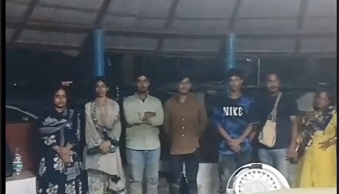 সাতক্ষীরায় বিএসএফ কর্তৃক ফেরত দেওয়া ১৬ জনকে পরিবারের কাছে হস্তান্তর