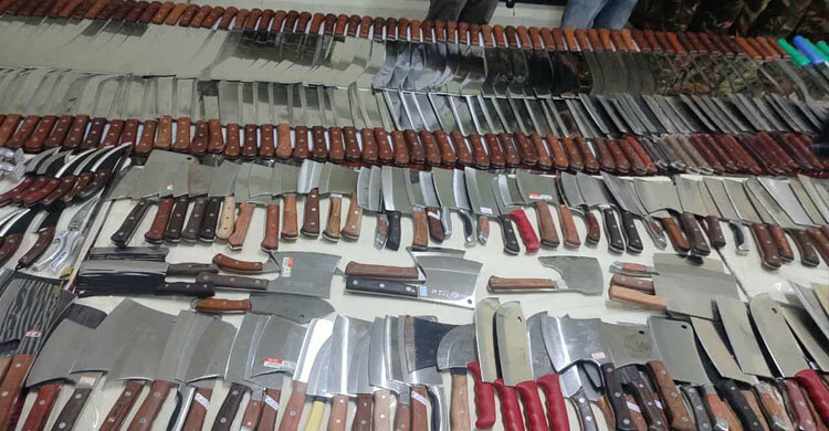 ছিনতাই-চাঁদাবাজি: ‘চাপাতি-সামুরাই’ ফ্রিতে হোম ডেলিভারি দিতেন ব্যবসায়ীরা