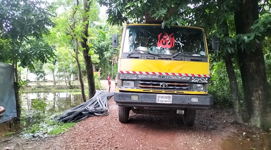 ড্রাইভারকে মারধর করে রড় বোঝাইকৃত ট্রাক নিয়ে যায় ডাকাতদল, আটক ২