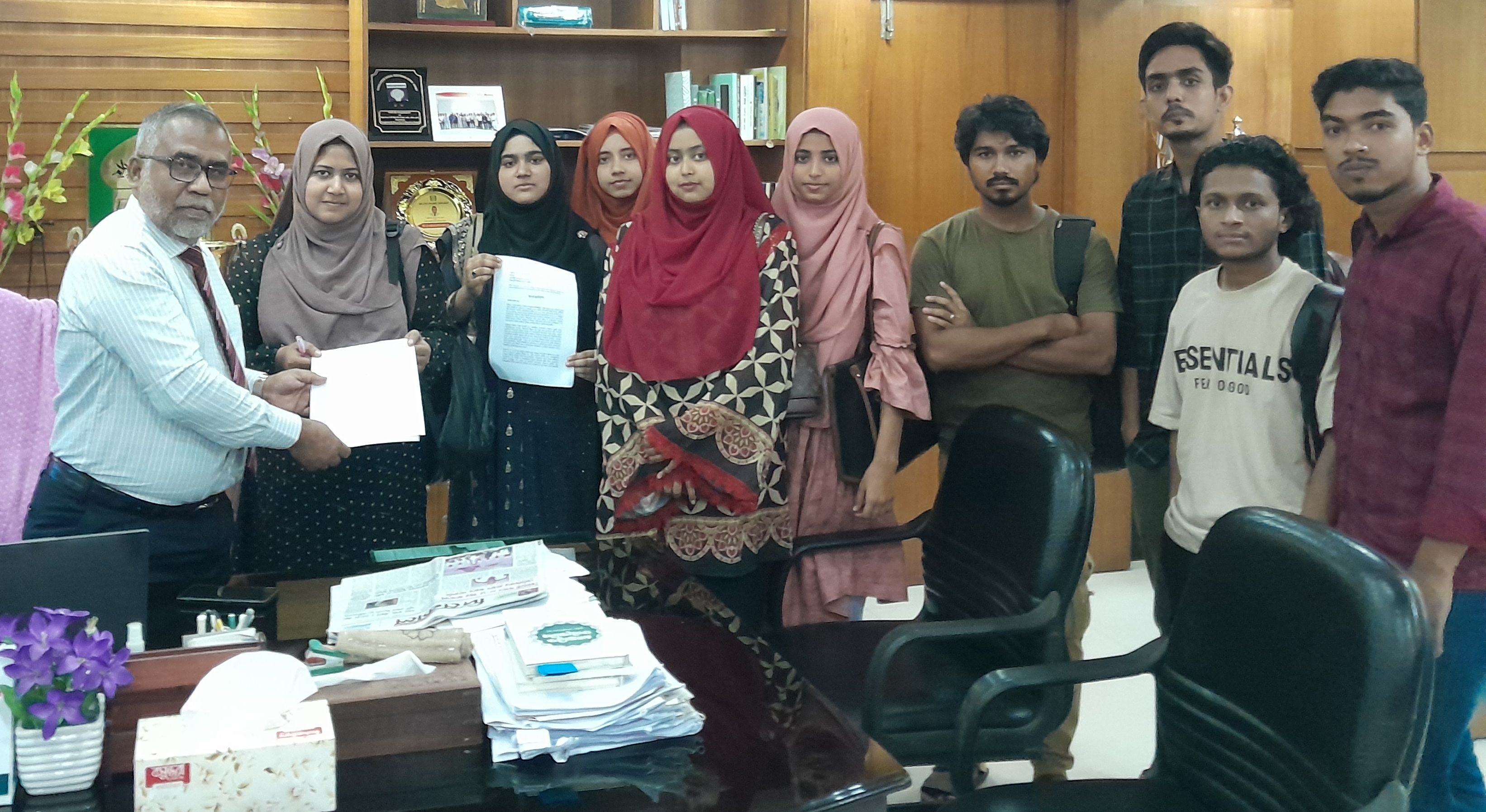 শিক্ষককে নিয়ে ফেইসবুকে আপত্তিকর মন্তব্য প্রচারের বিরুদ্ধে ব্যবস্থা গ্রহনের জন্য স্মারকলিপি