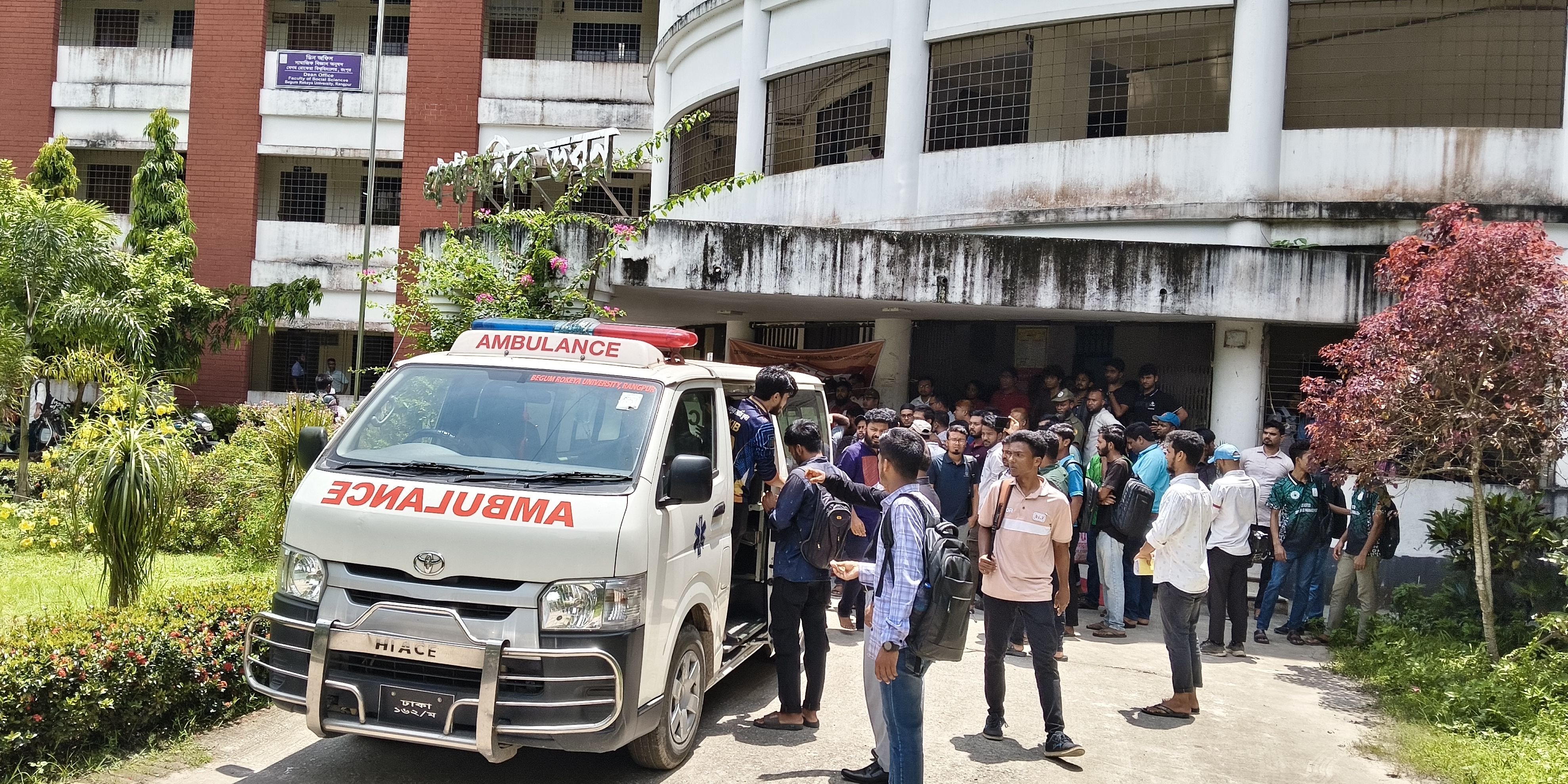 অনশনের ২৪ ঘণ্টা পেরিয়ে গুরুতর অসুস্থ ২ শিক্ষার্থী হাসপাতালে ভর্তি