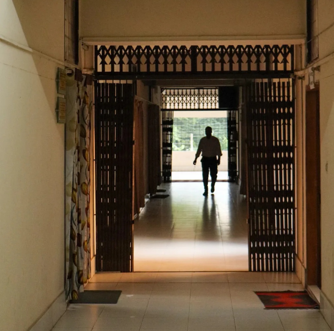 নানা নাটকীয়তার পর অবশেষে ঘরে ফিরলেন বেরোবি উপাচার্য