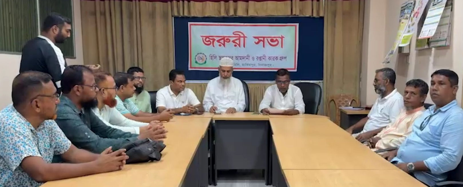 সীমান্তের ওপারে শতাধিক পেঁয়াজ বোঝাই ট্রাক আটকা দাবি ব্যবসায়ীদের