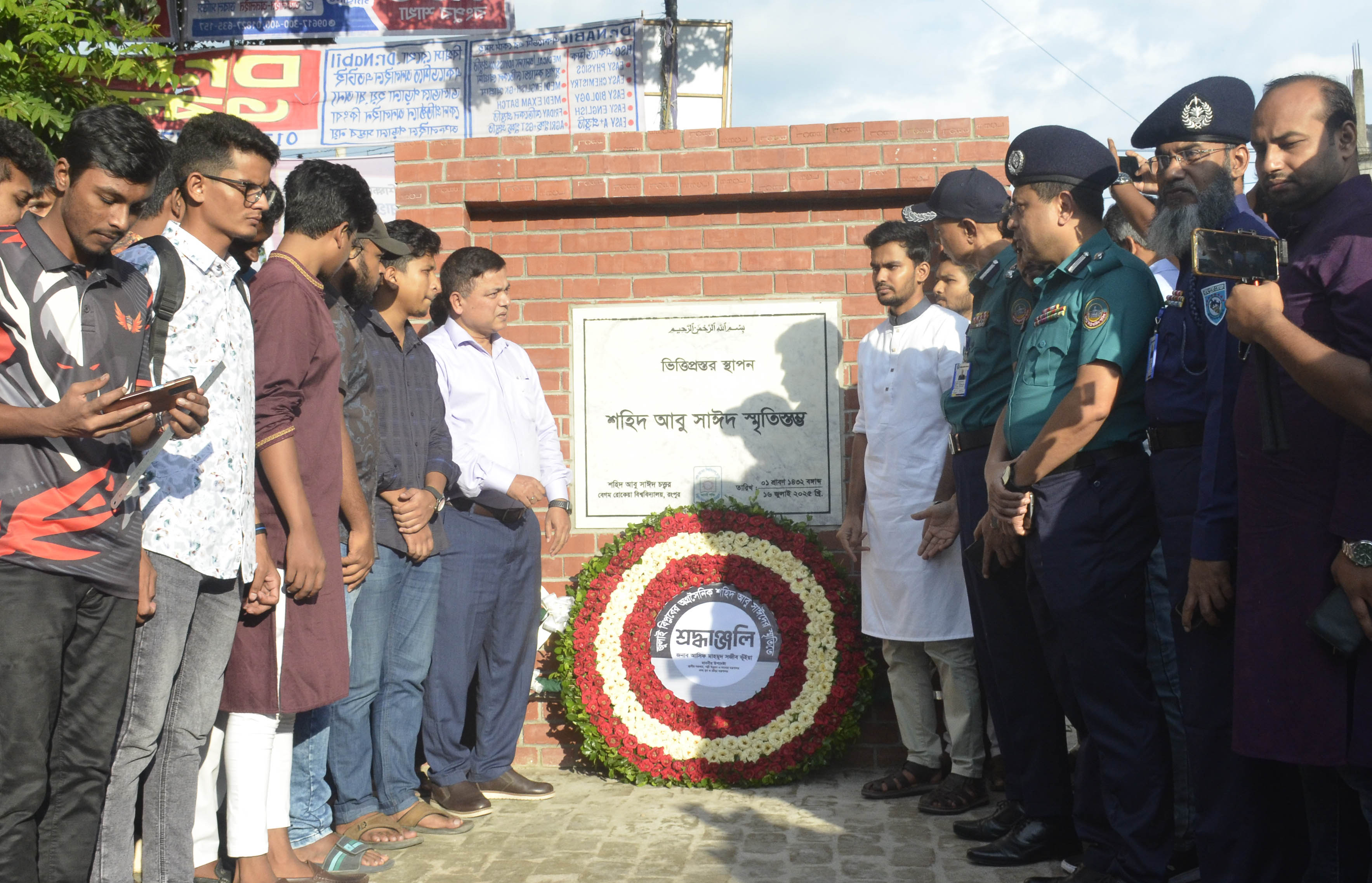 শহীদ আবু সাঈদ স্মৃতিস্তম্ভে উপদেষ্টা আসিফের শ্রদ্ধা নিবেদন