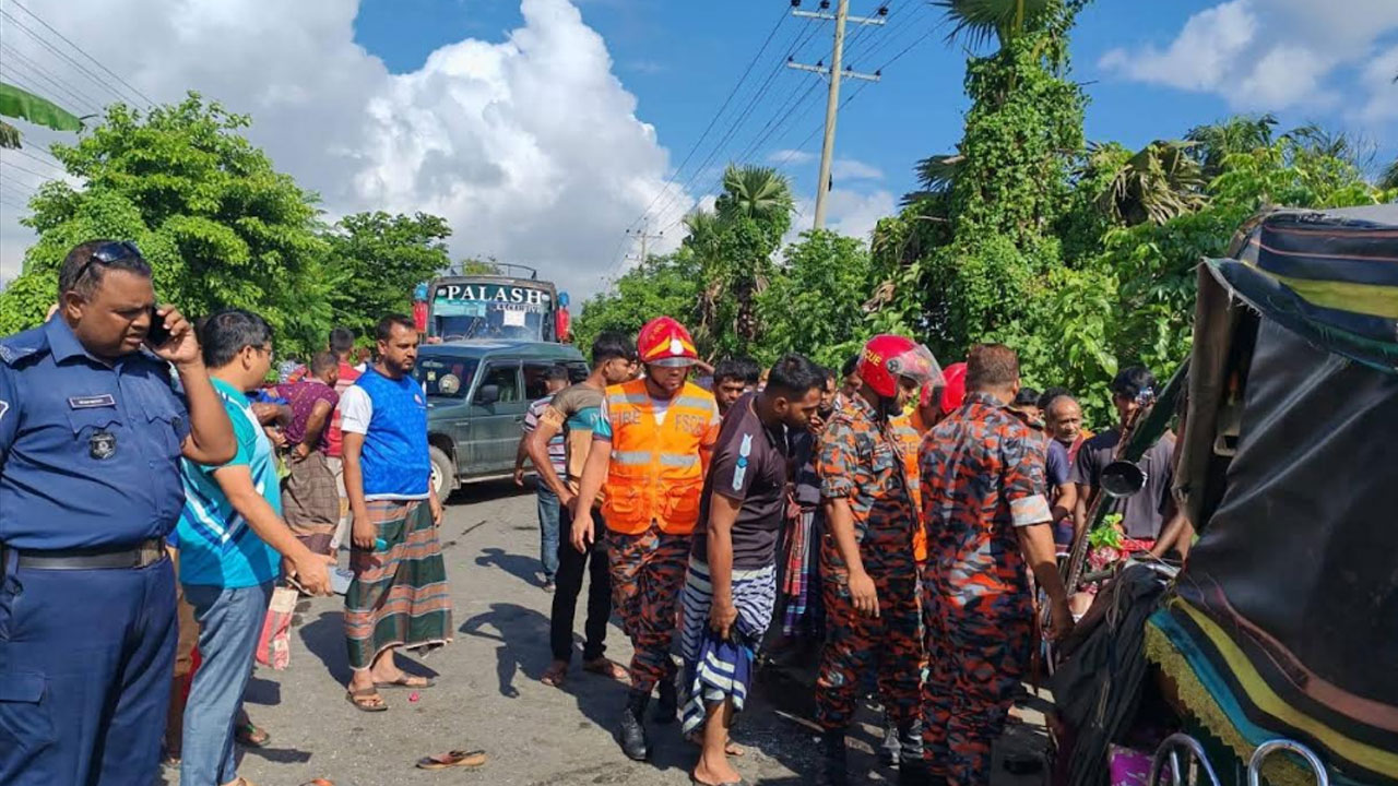 খুলনায় পিকআপ-ইজিবাইক সংঘর্ষে নিহত ৩