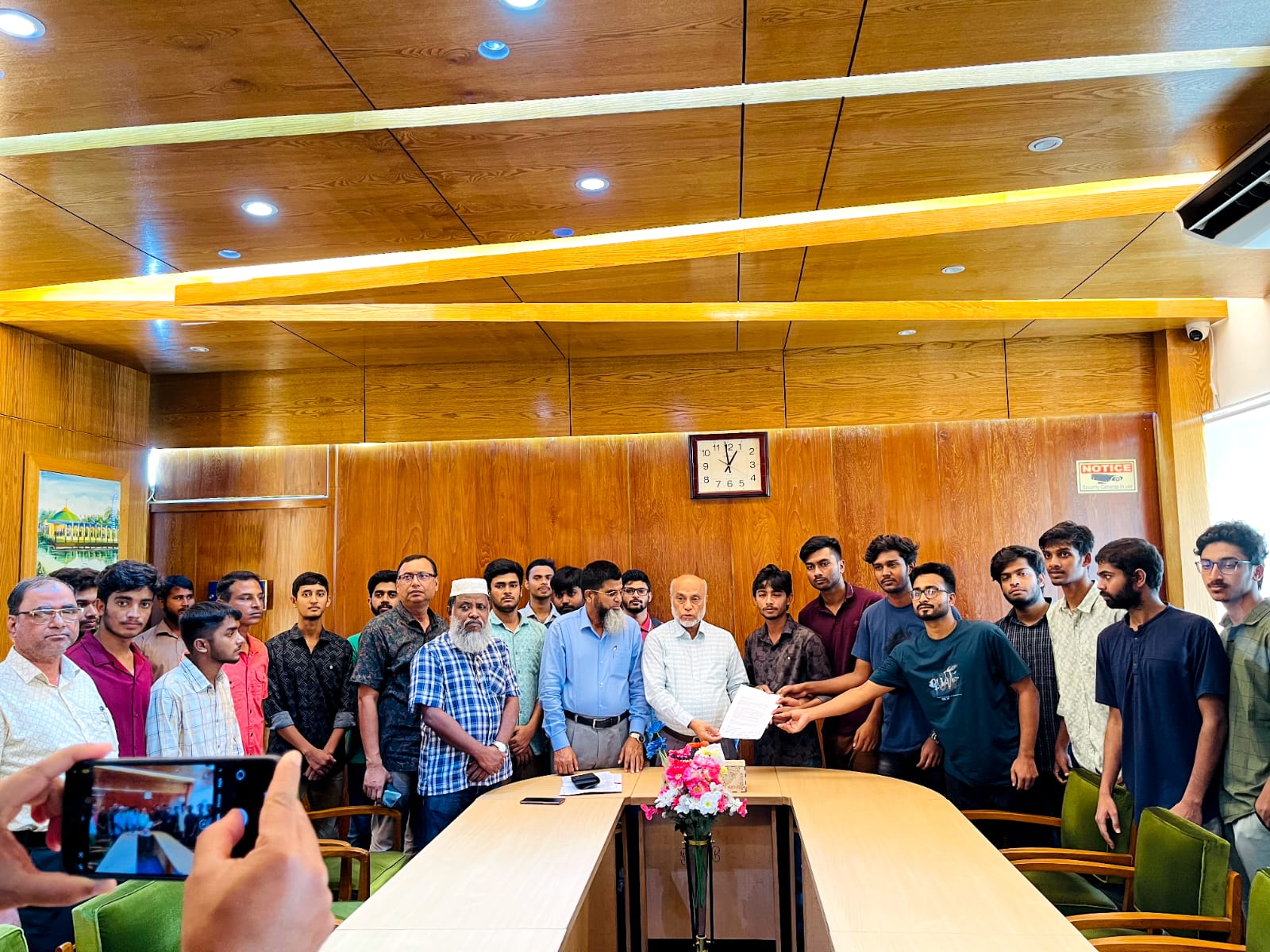 শিক্ষার্থীদের দাবিগুলো বাস্তবায়নে উদ্যোগ নেবে কর্তৃপক্ষ: বাকৃবি উপাচার্য