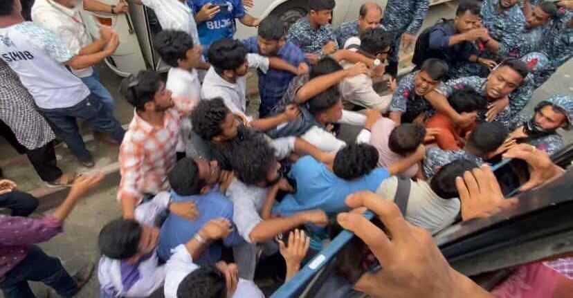 আন্দোলনরত ববি শিক্ষার্থীদের সঙ্গে বাকবিতণ্ডায় নৌবাহিনী, ক্ষমা চেয়ে ক্যাম্পাস ত্যাগ