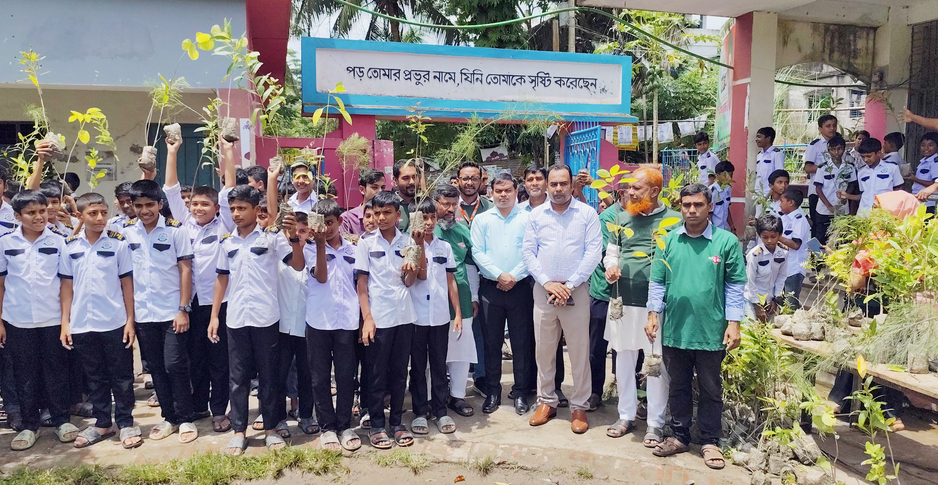 ‘সবুজে সাজাই বাংলাদেশ’ স্লোগানে মোরেলগঞ্জে ৬ শতাধিক শিক্ষার্থী পেলেন ফলদ ও বনজ চারা