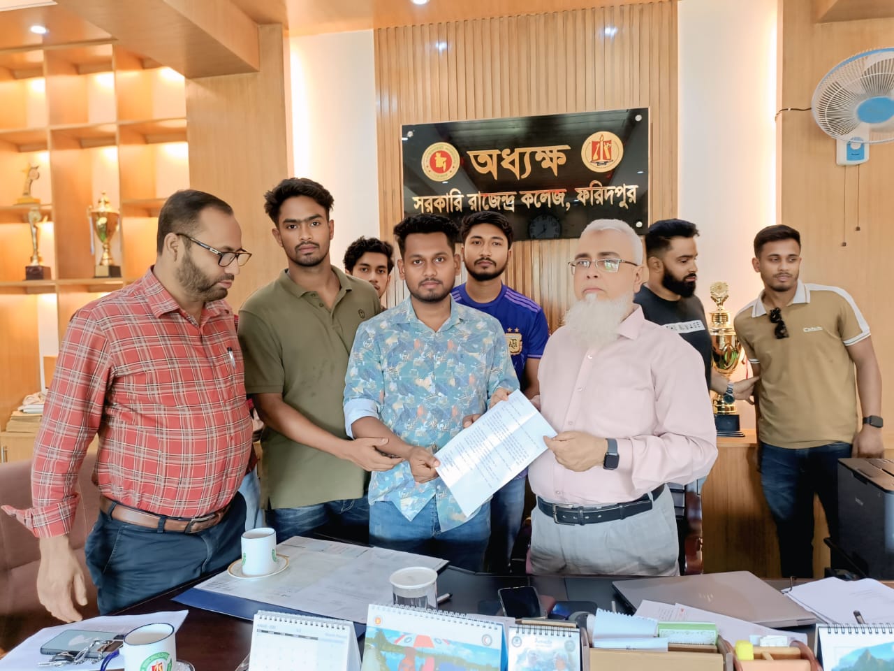 রাজেন্দ্র কলেজের রাস্তায় সন্ধ্যা নামলেই অসামাজিক কার্যকলাপ,  সমাধানের আশ্বাস অধ্যক্ষের