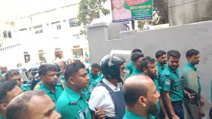 'অন্তর্বর্তীকালীন সরকারকে উৎখাতের ষড়যন্ত্র' মামলায় লতিফ সিদ্দিকী, অধ্যাপক কার্জনসহ ১৬ জনকে কারাগারে প্রেরণ