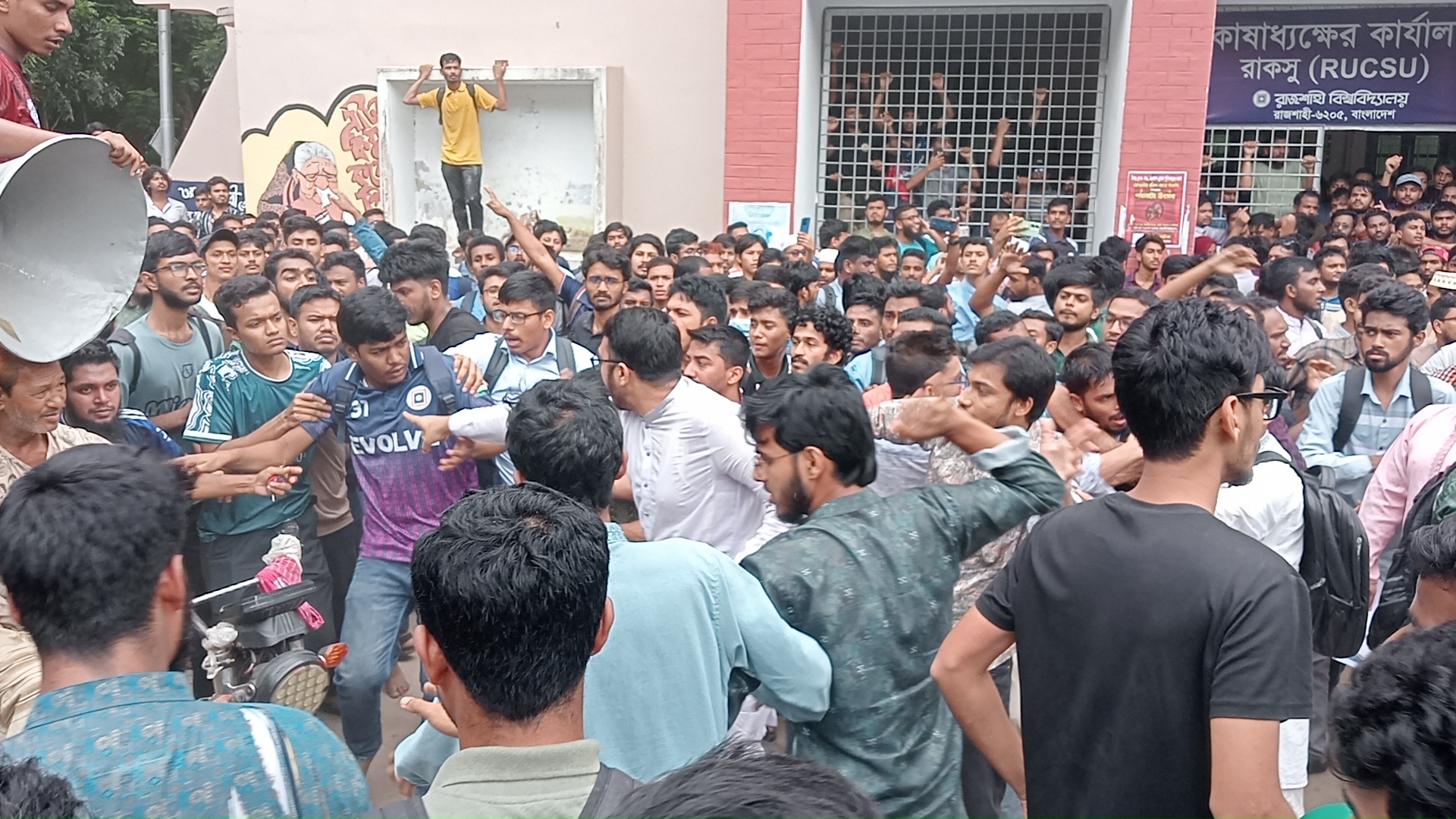 রাবিতে শিক্ষার্থীদের প্রতিরোধে পিছু হটলো ছাত্রদল, তালা ভেঙে মনোনয়ন বিতরণ শুরু