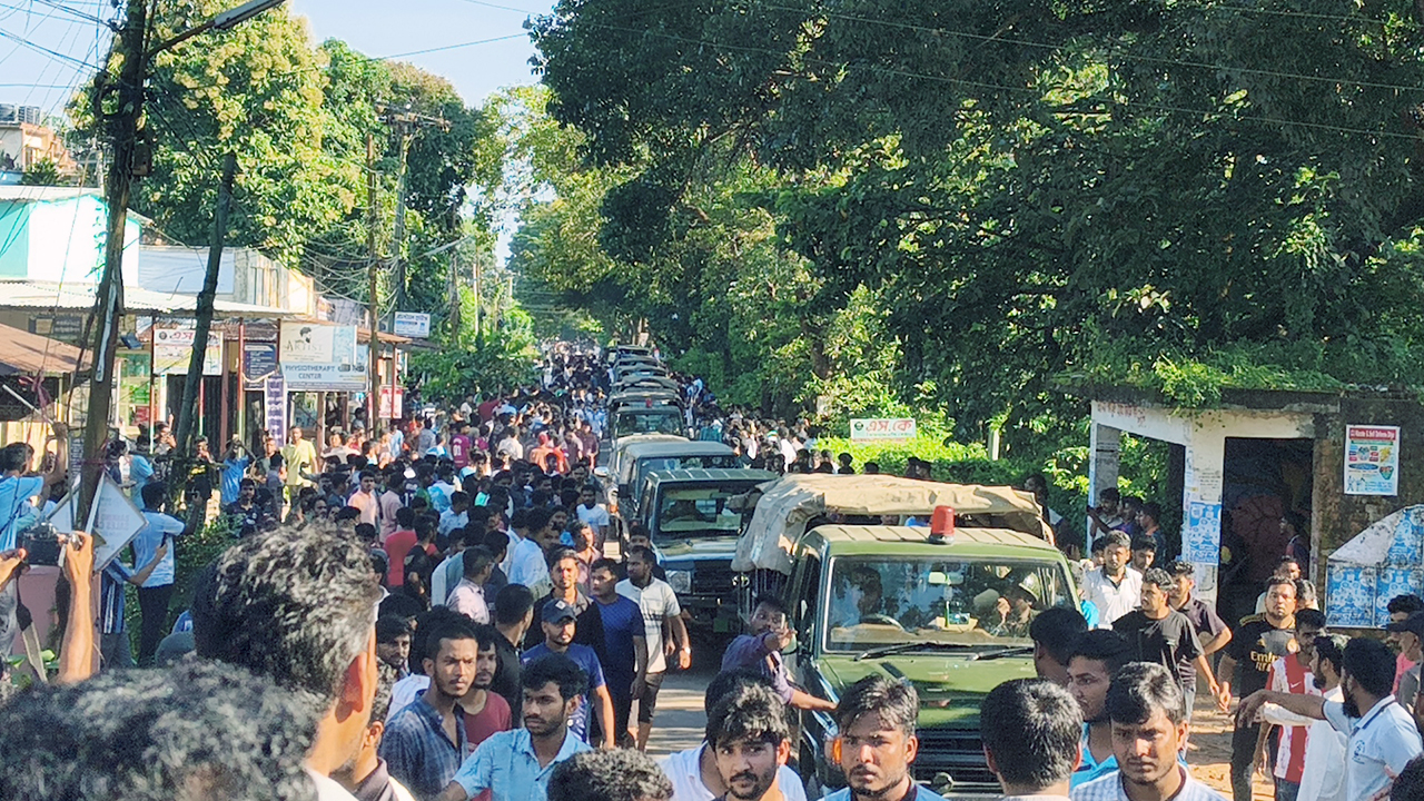 চবিতে সংঘর্ষে আহত ৩ শতাধিক, চলছে যৌথবাহিনীর অভিযান