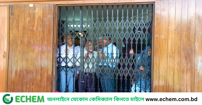 বাকৃবিতে তিন ডিগ্রি বহালে শিক্ষার্থীরা ক্ষুব্ধ, শিক্ষকদের তালাবদ্ধ