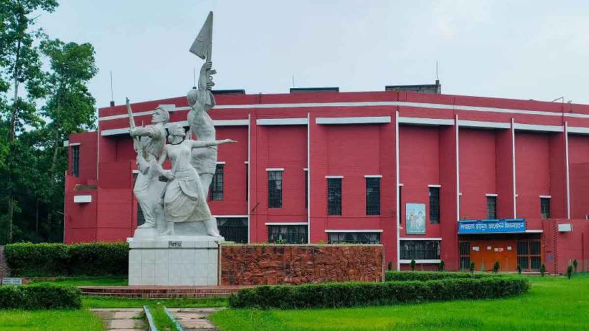 অনির্দিষ্টকালের জন্য বন্ধ বাকৃবি, হল ত্যাগের নির্দেশ