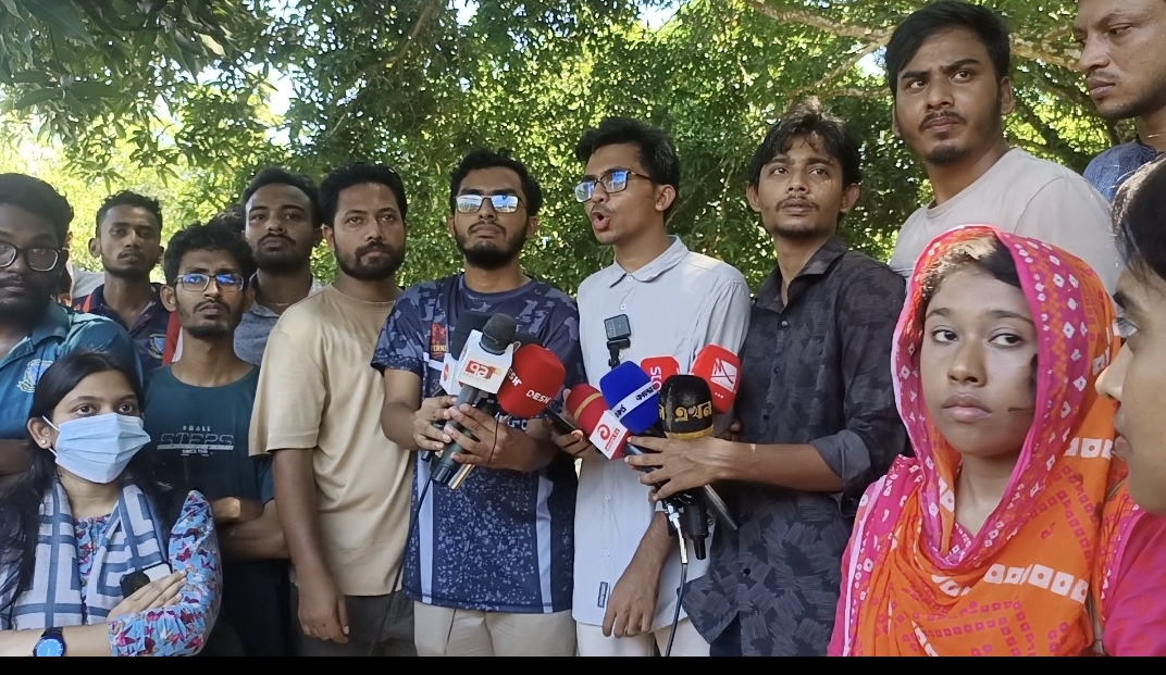 বাকৃবির শিক্ষার্থীদের ৬ দফা দাবি পেশ, হল না ছাড়ার ঘোষণা