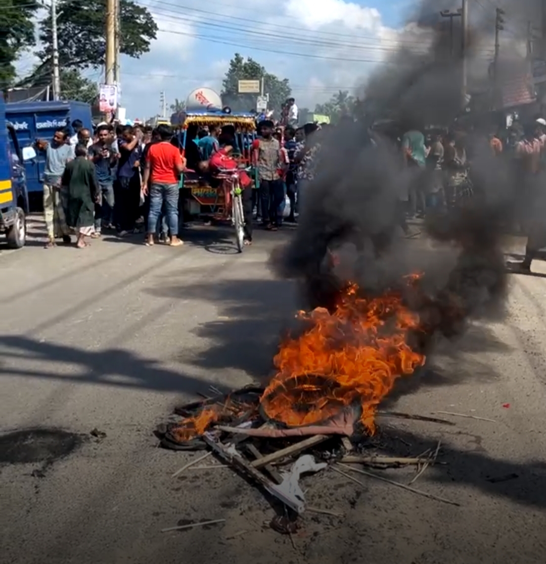 ফরিদপুরে ৪ ঘন্টা অবরোধের পর প্রশাসনের আশ্বাসে মহাসড়কে যান চলাচল শুরু