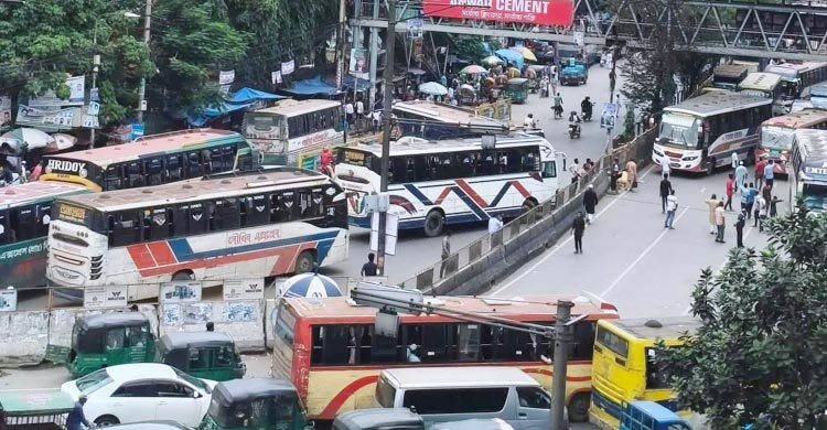 মহাখালীতে সড়কে আড়াআড়ি করে বাস রেখে অবরোধ, চরম ভোগান্তিতে চলাচলকারীরা