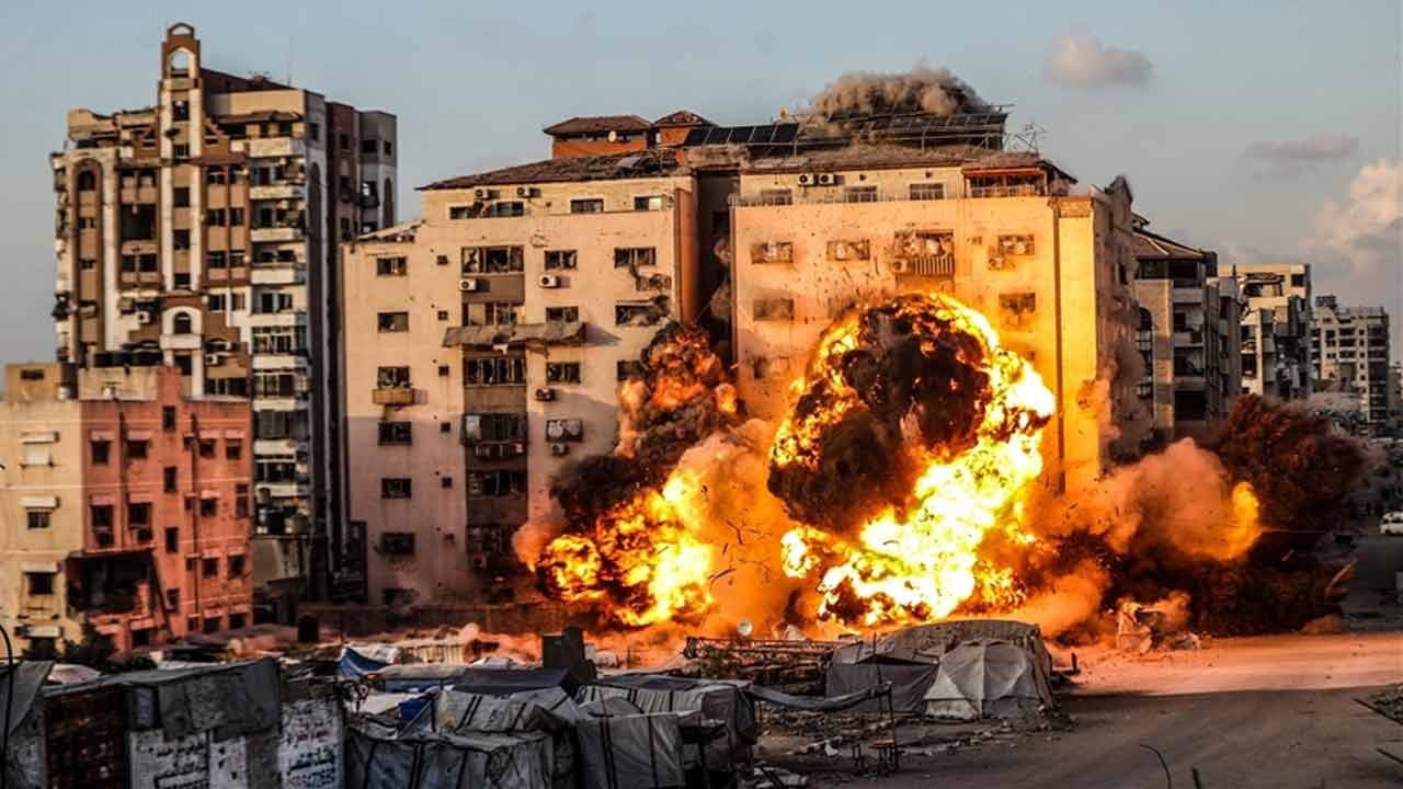 গাজা সিটিতে আরেক বহুতল ভবন ধ্বংস, ইসরায়েলি হামলায় নিহত ৬৫