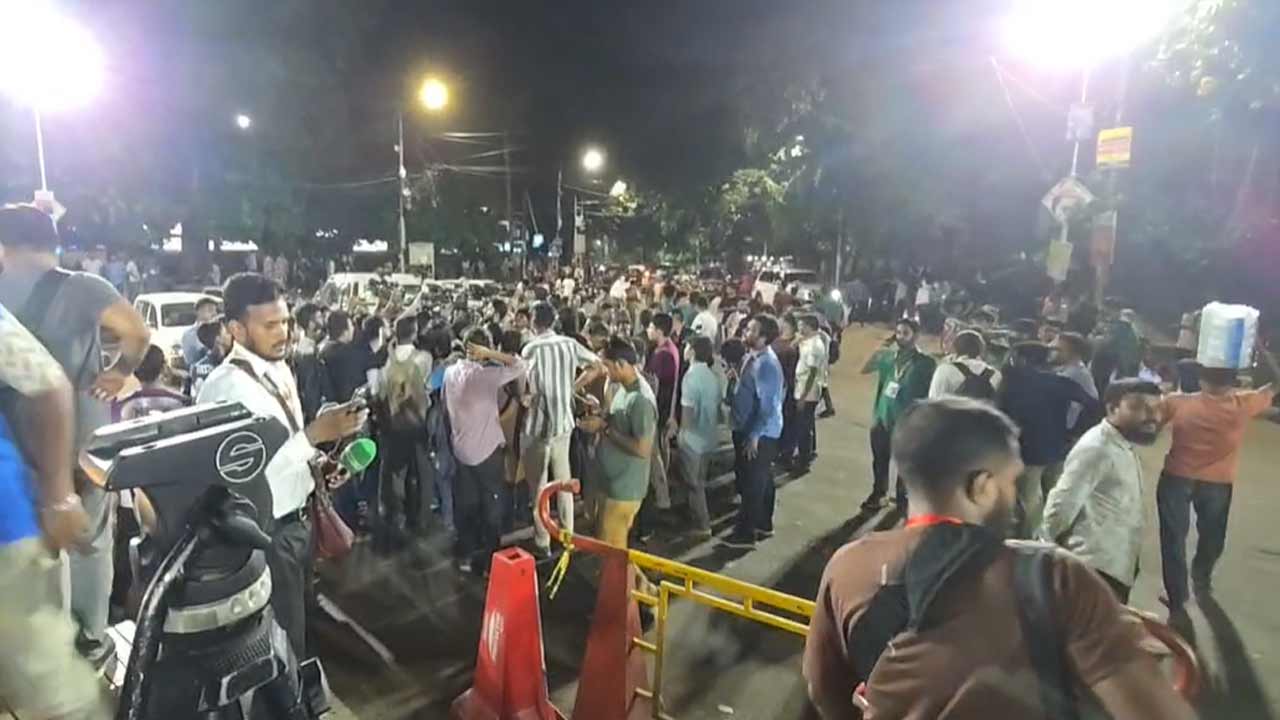 ডাকসুর ফলাফল ঘিরে থমথমে ঢাবি, সতর্ক আইনশৃঙ্খলা বাহিনী