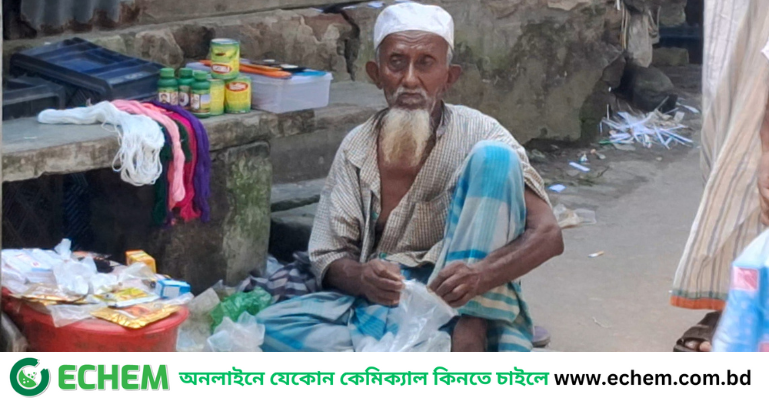 গোপালগঞ্জ বৌলতলী বাজারে ৯০ বছর বয়সেও পেটের দায়ে ব্যবসা করছেন সামচু