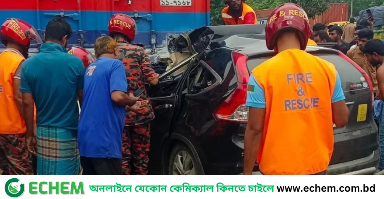 দাঁড়িয়ে থাকা কাভার্ড ভ্যানে প্রাইভেটকারের ধাক্কা, প্রাণ গেল বাবা-মেয়ের