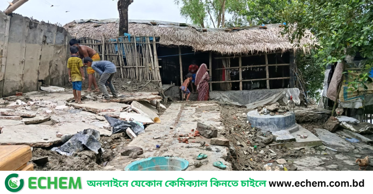 শ্যামনগরে চুনকুড়ি নদীর বেড়িবাঁধে ভাঙন, আতঙ্কে গৃহহারা চারটি পরিবার