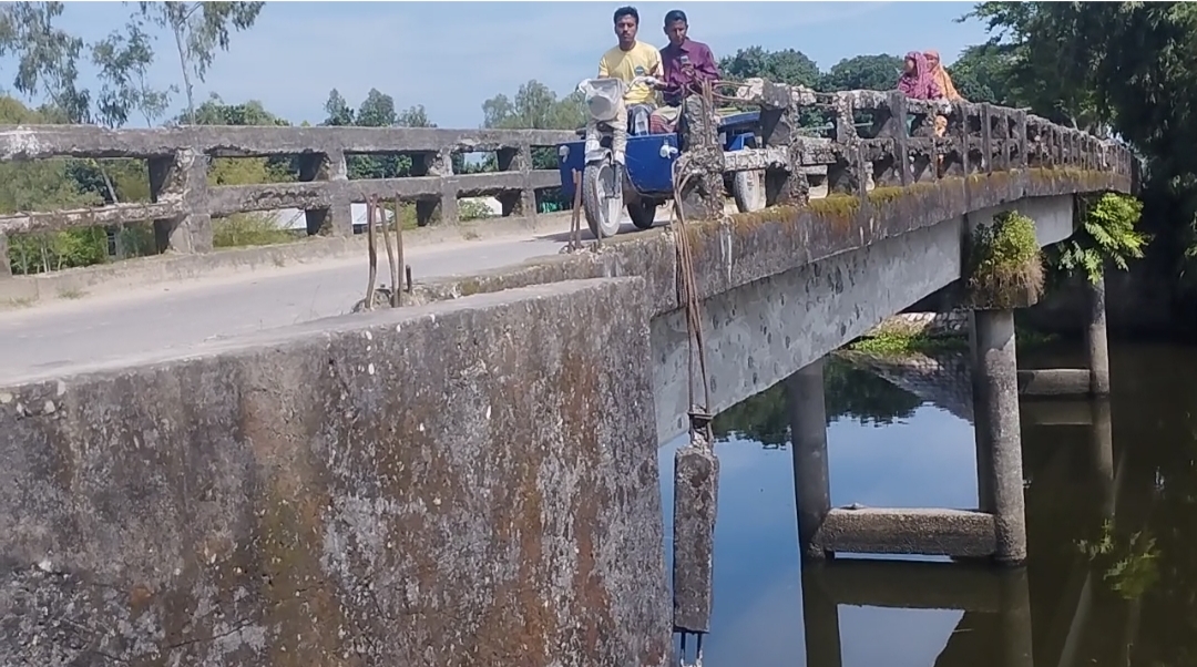 কুড়িগ্রামে চরম ঝুঁকিতে দুটি সেতু, বন্ধ ভারী যানবাহন চলাচল