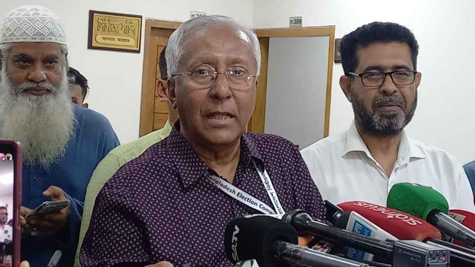 আদালতের রুল ও ডিসির চিঠি বিবেচনায় ফরিদপুরের আসন নিয়ে সিদ্ধান্ত: ইসি